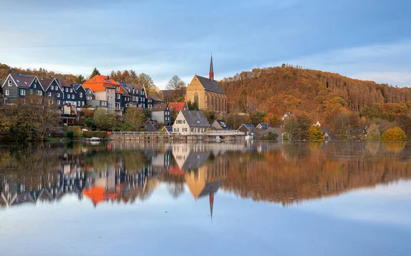 Beyenburg Gölü 'nün panoramik görüntüsü su yansıması ve sonbahar renkleri, Wuppertal, Bergisches Toprakları, Almanya