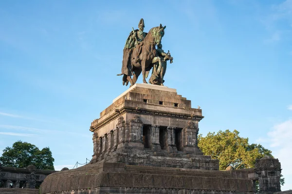 2021年10月1日 德国科布伦茨 2021年10月1日 德国皇帝威廉的雕像在科布伦茨的德国角落 莫泽尔河流入莱茵河 — 图库照片