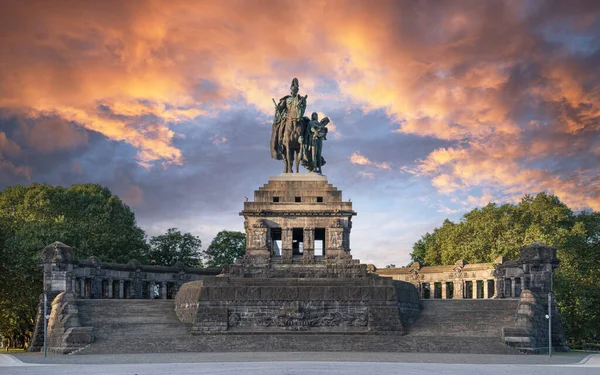 2021年10月1日 德国科布伦茨 2021年10月1日 德国皇帝威廉的雕像在科布伦茨的德国角落 莫泽尔河流入莱茵河 — 图库照片