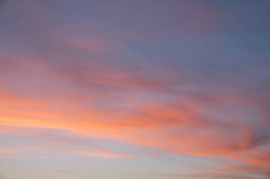 Pastel renkli bulutlarla akşam gökyüzü