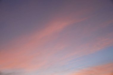 Pastel renkli bulutlarla akşam gökyüzü