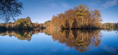 Bensberg Gölü, Bergisch Gladbach, Almanya 'nın panoramik görüntüsü