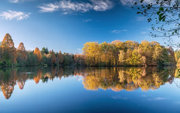 德国伯吉斯奇格拉德巴赫美丽而田园诗般的班贝格湖全景图像 — 图库照片