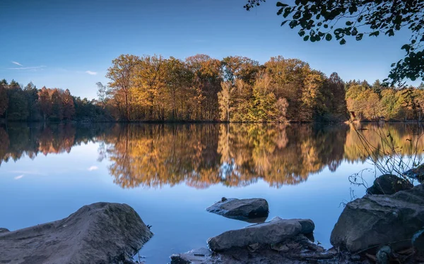 美しく牧歌的なベンスベルク湖のパノラマ画像 ベルギッシュ グラッドバッハ ドイツ — ストック写真