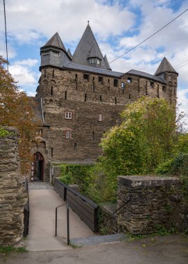 BACHARACH, GERMANY - 5 Ekim 2021: Stahleck şatosunun 5 Ekim 2021 'de Bacharach, Ren Vadisi, Almanya' da Ren Nehri yakınlarındaki panoramik görüntüsü