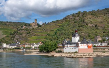 KAUB, GERMANY - 5 Ekim 2021: Pfalzgrafenstein şatosunun panoramik görüntüsü 5 Ekim 2021 'de Kaub, Ren Vadisi, Almanya