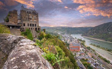 OBERWESEL, ALMANY - 5 Ekim 2021: Ren nehrine yakın Oberwesel 'in panoramik görüntüsü ve eski kale 5 Ekim 2021' de Ren Vadisi, Almanya 'da