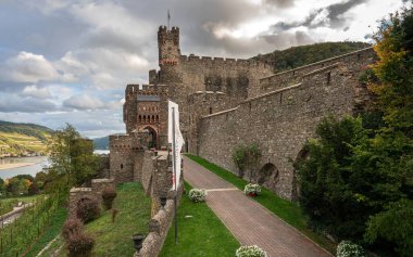 TRECHTINGSHAUSEN, GERMANY - 6 Ekim 2021: Ren Nehri yakınlarındaki Reichenstein kalesi 6 Ekim 2021 'de Trechtingshausen, Almanya