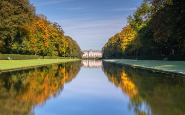 DÜKSELDORF, GERMANY - 19 Ekim 2022: Benrath şatosunun 19 Ekim 2022 'de Düsseldorf, Almanya' da mavi gökyüzüne karşı panoramik görüntüsü