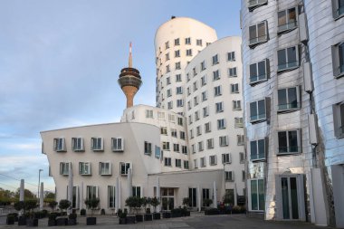 DÜKSELDORF, GERMANY - 10 Kasım 2022: Düsseldorf medya limanındaki modern binaların panoramik görüntüleri 10 Kasım 2022 'de Almanya, Avrupa' da