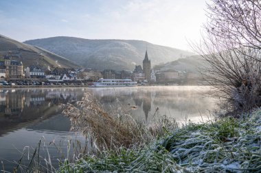 BERNKASTEL, GERMANY - 18 Aralık 2022: Bernkastel 'in soğuk ve sisli bir kış günündeki panoramik görüntüsü 18 Aralık 2022, Rhineland-Palatinate, Almanya