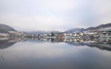 BRUTTIG-FANKEL, GERMANY - 17 Aralık 2022: Bruttig-Fankel 'in panoramik görüntüsü 17 Aralık 2022' de Rhineland-Palatinate, Almanya 'da soğuk ve sisli bir kış gününde