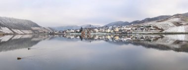 BRUTTIG-FANKEL, GERMANY - 17 Aralık 2022: Bruttig-Fankel 'in panoramik görüntüsü 17 Aralık 2022' de Rhineland-Palatinate, Almanya 'da soğuk ve sisli bir kış gününde
