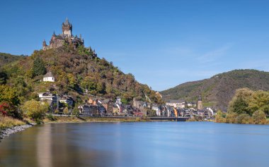 COKEM, GERMANY - 7 Ekim 2022: Cochem 'in 7 Ekim 2022' deki panoramik görüntüsü