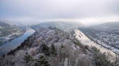 Moselle nehir döngüsünün panoramik görüntüsü bir kış günü Zell 'e yakın, Almanya, Rhineland-Palatinate