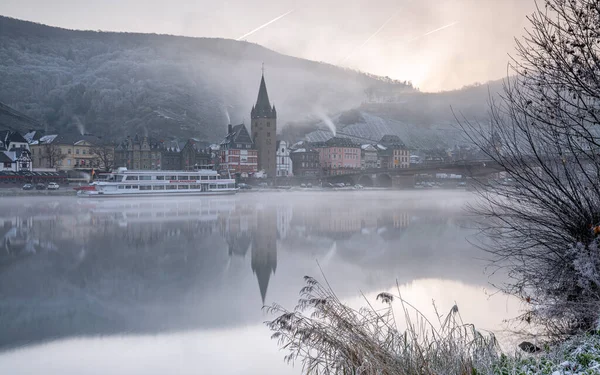 Bernkastel Germany Aralık 2022 Bernkastel Soğuk Sisli Bir Kış Günündeki — Stok fotoğraf