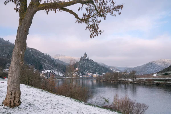 德国科奇姆 2022年12月17日 2022年12月17日在德国莱茵兰 帕拉廷的寒冷而多雾的冬日 科奇姆的全景图像 图库照片