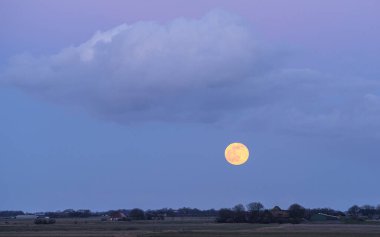 Akşam gökyüzünde moon ile