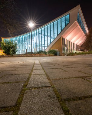 Geceleri Wuppertal 'ın tarihi yüzme operası, Bergisches Land, Almanya