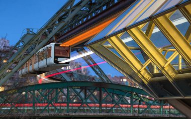 WUPPERTAL, Almanya - 15 Şubat 2023 'te Bergisches, Almanya' da Wuppertal demiryolunun askıya alınması