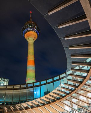 DÜKSELDORF, GERMANY - 25 Mart 2023: Ren Kulesi ve Kuzey Ren Vestfalyası eyalet parlamentosu 25 Mart 2023 'te Düsseldorf, Almanya, Avrupa