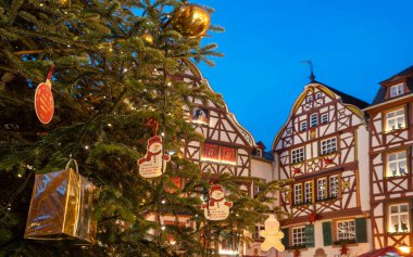 BERNKASTEL-KUES, GERMANY - 17 Aralık 2022: Noel pazarı, Mosell şehri Bernkastel-Kues ile 17 Aralık 2022 'de Almanya' da noel ağacı ve yarı keresteli evler
