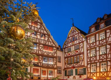 BERNKASTEL-KUES, GERMANY - 17 Aralık 2022: Noel pazarı, Mosell şehri Bernkastel-Kues ile 17 Aralık 2022 'de Almanya' da noel ağacı ve yarı keresteli evler