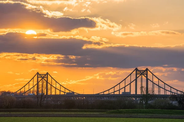 Starý Most Přes Řeku Rýn Při Západu Slunce Krefeld Severní — Stock fotografie