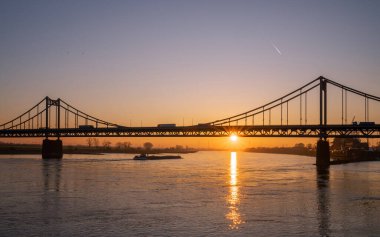 Günbatımında Ren Nehri 'ni geçen eski köprü, Krefeld, Kuzey Ren Vestfalyası, Almanya