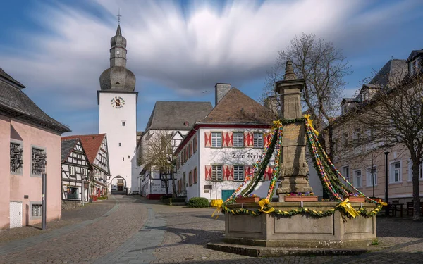 ARNSBERG, GERMANY - 10 Nisan 2023: Doğu bayramında Arnsberg 'in eski binalarının bulunduğu tarihi bölge 10 Nisan 2023' te Sauerland, Almanya