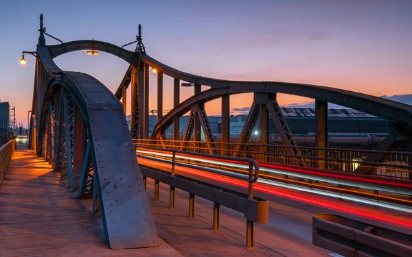Gamla Hamnbron Solnedgången Med Ljusspår Krefeld Nordrhein Westfalen Tyskland — Stockfoto