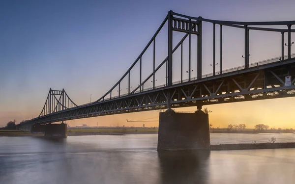 Gamla Bron Över Floden Rhen Solnedgången Krefeld Nordrhein Westfalen Tyskland — Stockfoto