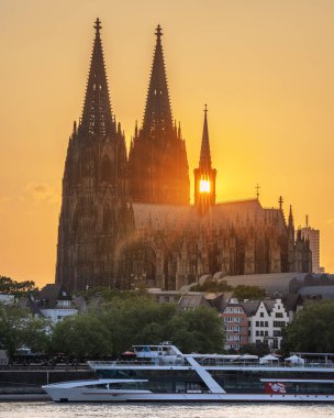 COLOGNE, ALMANY - 3 Temmuz 2023: Köln Katedrali 3 Temmuz 2023 'te Almanya, Avrupa' da gün batımına karşı