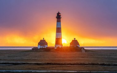 Westerhever deniz fenerinin panoramik görüntüsü gökyüzü, Kuzey Frizya, Almanya 