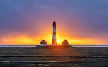 Westerhever deniz fenerinin panoramik görüntüsü gökyüzü, Kuzey Frizya, Almanya 