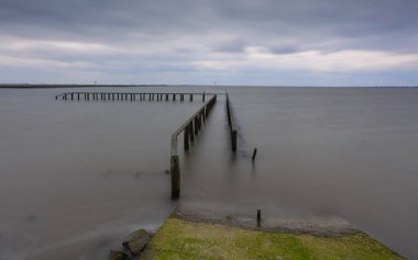 Wadden Denizi 'nin kasvetli bir günde gökyüzüne karşı panoramik görüntüsü, Kuzey Frizya, Almanya