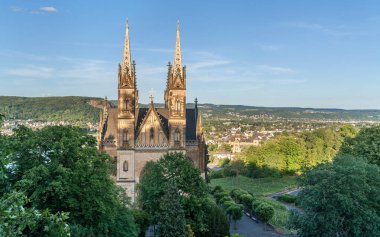 REMAGEN, GERMANY - 6 Temmuz 2023: Apollinaris kilisesinin 6 Temmuz 2023 'te Remagen, Almanya' da mavi gökyüzüne karşı panoramik görüntüsü