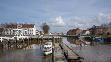 TOENNING, ALMANY - 9 Mart 2023: güneşli bir günde Frizya şehri Toenning Limanı 9 Mart 2023 tarihinde Kuzey Frizya, Almanya