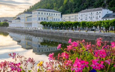 Bad EMS, Almanya - 11 Ağustos 2023 'te Rhineland-Palatinate, Almanya' da Lahn nehrine yakın tarihi Bad Ems binalarının panoramik görüntüleri