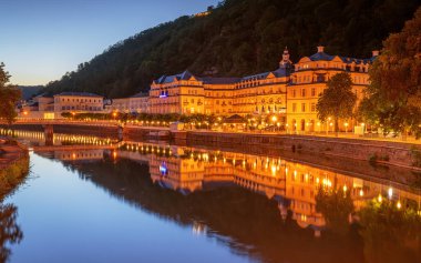 Bad EMS, GERMANY - 10 Ağustos 2023: 10 Ağustos 2023 'te Rhineland-Palatinate, Almanya' da Lahn nehrine yakın tarihi Bad Ems binalarının panoramik görüntüleri