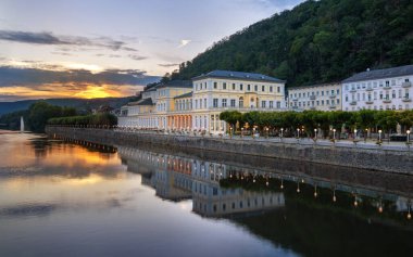 Bad EMS, Almanya - 11 Ağustos 2023 'te Rhineland-Palatinate, Almanya' da Lahn nehrine yakın tarihi Bad Ems binalarının panoramik görüntüleri