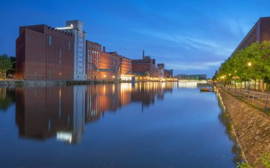 DUISBURG, GERMANY - 12 Ağustos 2023 'te Almanya' da 12 Ağustos 2023 'te Duisburg' un tarihi şehir limanının panoramik görüntüsü