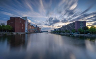 DUISBURG, GERMANY - 12 Ağustos 2023 'te Almanya' da 12 Ağustos 2023 'te Duisburg' un tarihi şehir limanının panoramik görüntüsü