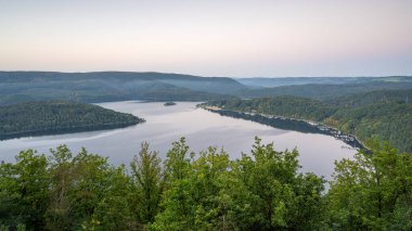 Eifel Ulusal Parkı, Kuzey Ren Vestfalyası, Almanya 'daki manzaranın panoramik görüntüsü