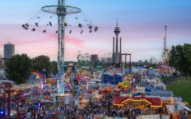 DÜKSELDORF, GERMANY - 18 Temmuz 2023: Düsseldorf Ren funfuarının panoramik görüntüsü 18 Temmuz 2023, Almanya, Avrupa