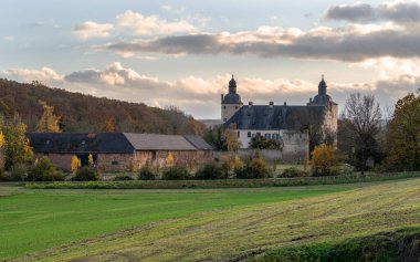 MEKERNİK, GERMANY - 19 Kasım 2023: Yaşlı Veynau kalesinin 19 Kasım 2023 akşamı Eifel, Kuzey Ren Vestfalya, Almanya 'daki panoramik görüntüsü