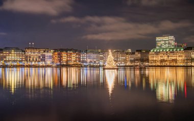 HAMBURG, GERMANY - 14 Aralık 2023: Hamburg şehir merkezindeki tarihi binalar 14 Aralık 2023 'te Almanya' da