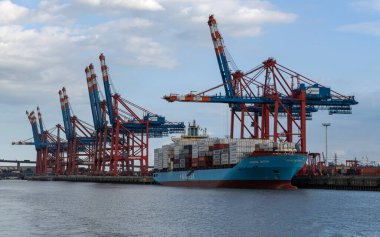 HAMBURG, Almanya - 23 Ağustos 2023 'te Almanya' da Hamburg limanındaki MAERSK Batam konteynır gemisi