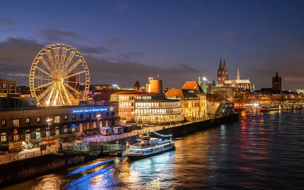 COLOGNE, GERMANY - 28 Kasım 2023: Almanya, Avrupa 'da 28 Kasım 2023' te Köln limanındaki modern binaların panoramik görüntüsü