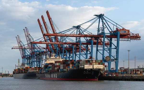 HAMBURG, Almanya - 23 Ağustos 2023 'te Almanya' da Hamburg limanındaki konteyner gemisi YANG Ming Evolution
